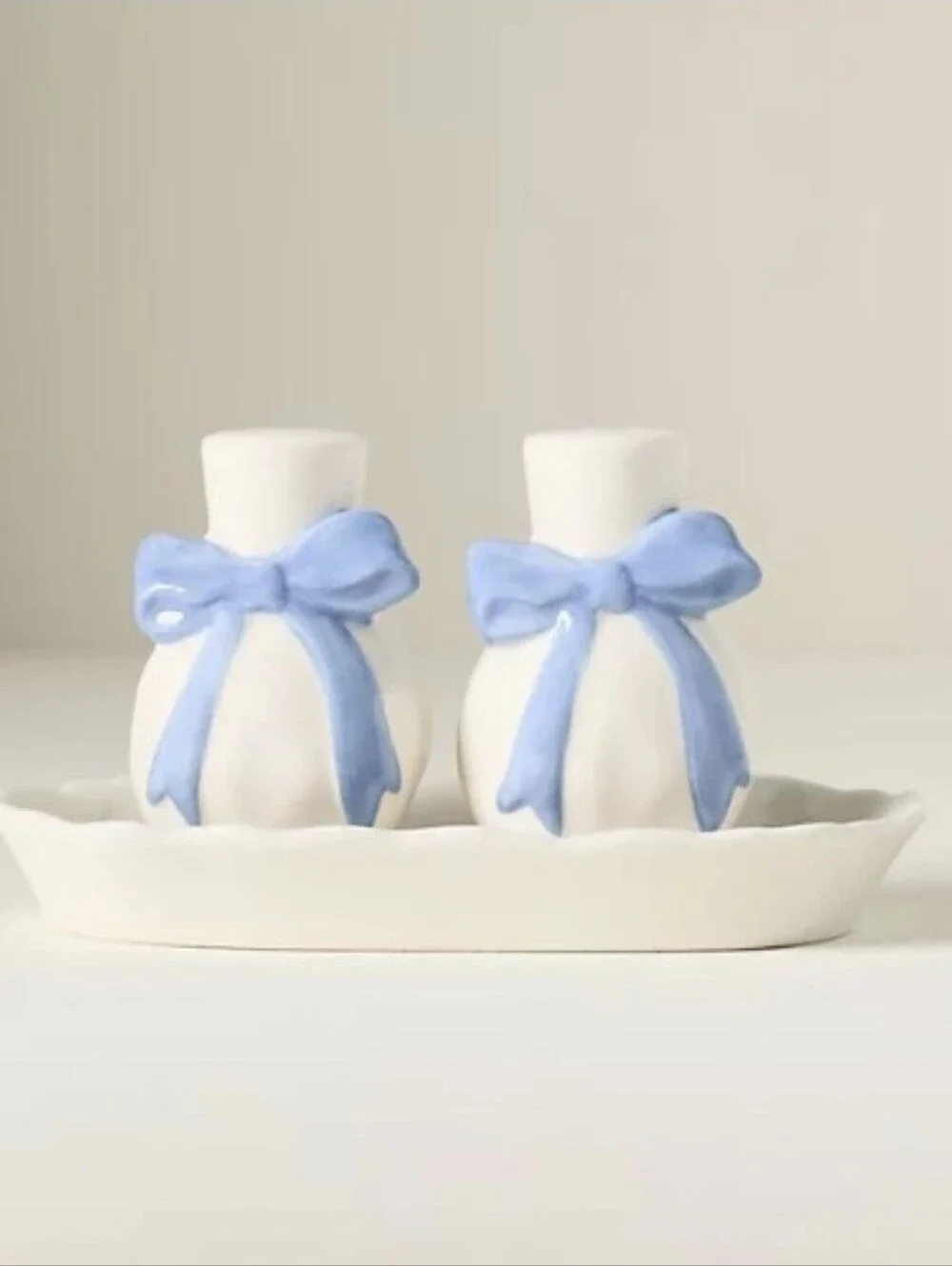Benedita Stoneware Bow Salt & Pepper Shakers - Thumbnail 4